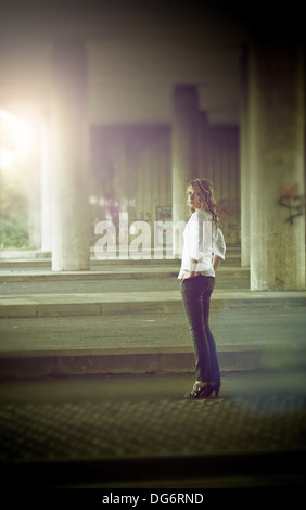 Girl sous un pont-1 Banque D'Images