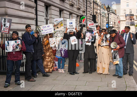 Londres, Royaume-Uni. 15 octobre 2013. Les manifestants soudanais se sont réunis à l'extérieur de leur pays à l'occasion de l'Aïd, exigeant le retrait de l'Al Bashir, régime qu'ils accusent d'un large éventail de défaillances et les abus. Crédit : Paul Davey/Alamy Live News Banque D'Images