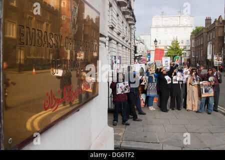 Londres, Royaume-Uni. 15 octobre 2013. Les manifestants soudanais se sont réunis à l'extérieur de leur pays à l'occasion de l'Aïd, exigeant le retrait de l'Al Bashir, régime qu'ils accusent d'un large éventail de défaillances et les abus. Crédit : Paul Davey/Alamy Live News Banque D'Images