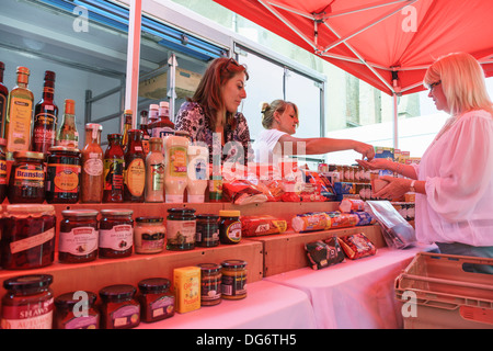 La France, - Trie-sur-Baïse. Les produits britanniques, stand de mère anglaise et sa fille Marion & Arlene Morrissey voir description. Banque D'Images