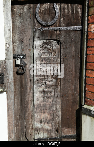 Vieille porte en bois fait d'un vieux chêne à l'origine partie d'un 16e X1V siècle porte de prison. Rye, East Sussex, England, UK, Banque D'Images