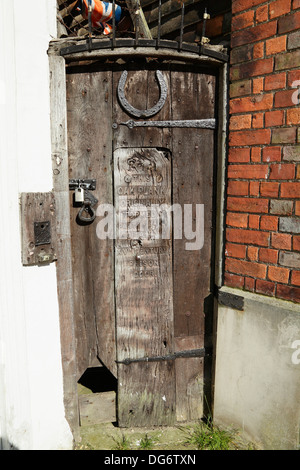 Vieille porte en bois fait d'un vieux chêne à l'origine partie d'un 16e X1V siècle porte de prison. Rye, East Sussex, England, UK, Banque D'Images