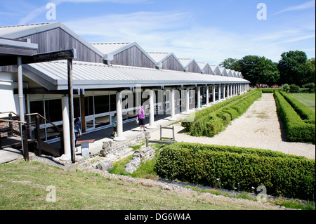 Le bâtiment protégeant les mosaïques et l'archéologie à Fishbourne Roman Palace Banque D'Images