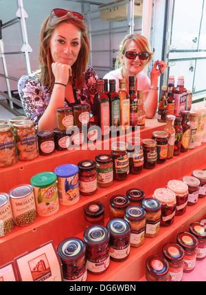 La France, - Trie-sur-Baïse. Les produits britanniques, stand de mère anglaise et sa fille Marion & Arlene Morrissey voir description. Banque D'Images