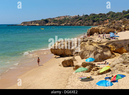 Le Portugal, l'Algarve, Albufeira, Praia da Oura en été Banque D'Images