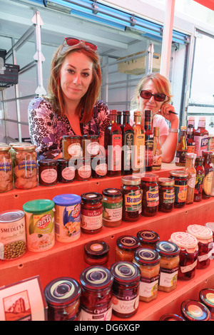 La France, - Trie-sur-Baïse. Les produits britanniques, stand de mère anglaise et sa fille Marion & Arlene Morrissey voir description. Banque D'Images