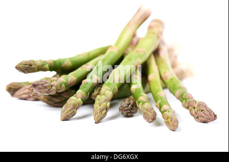 Close-up of freshly harvested asperges sur fond blanc. Banque D'Images