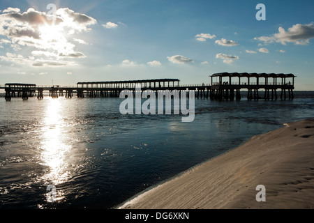 Coucher du soleil à Jekyll Island Fishing Pier - Jekyll Island, Georgia USA Banque D'Images