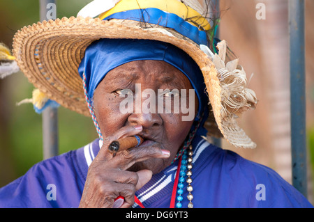 Personnes âgées Afro Cuban, Hispanic woman fumeurs de cigares de La Havane, à Cuba Banque D'Images