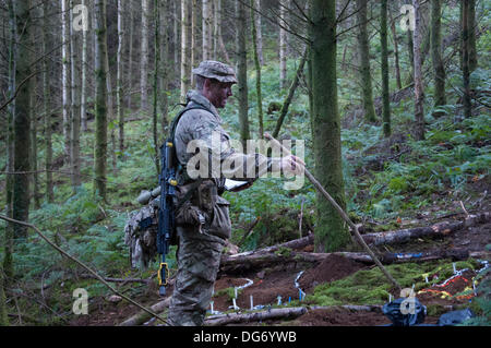 Brecon, Powys, Wales, UK. 15 octobre 2013. Des soldats du monde entier ont défilé dans la montagne noir gallois pour l'un des tests les plus difficiles de l'armée. Exercice Cambrian Patrol est géré par 160 (Pays de Galles) brigade et s'étendra sur 10 jours. Cette année comprend 17 équipes internationales de la Nouvelle-Zélande, de l'Estonie, l'Inde, les USA, entre autres. L'événement annuel est à la fois physiquement et mentalement exigeant et est un joyau dans le calendrier de formation de l'armée britannique. Crédit : andrew chittock/Alamy Live News Banque D'Images