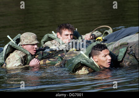 Brecon, Powys, Wales, UK. 15 octobre 2013. Des soldats du monde entier ont défilé dans la montagne noir gallois pour l'un des tests les plus difficiles de l'armée. Exercice Cambrian Patrol est géré par 160 (Pays de Galles) brigade et s'étendra sur 10 jours. Cette année comprend 17 équipes internationales de la Nouvelle-Zélande, de l'Estonie, l'Inde, les USA, entre autres. L'événement annuel est à la fois physiquement et mentalement exigeant et est un joyau dans le calendrier de formation de l'armée britannique. Crédit : andrew chittock/Alamy Live News Banque D'Images