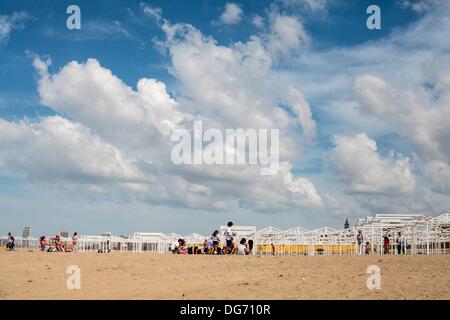 Mar del Plata, Buenos Aires, Argentine. 15 Oct, 2013. Les familles sur la plage à côté de partiellement érigée cabines de plage. Le printemps a commencé dans l'hémisphère sud et et les familles sont dehors le soleil brille et il fait chaud. © Ryan Noble/ZUMAPRESS.com/Alamy Live News Banque D'Images