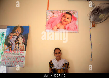 Anand, Gujarat, Inde. 20e Août, 2013. Purnima Rawal , une mère porteuse est enceinte de 8 mois à la maison. Les couples de partout dans le monde se dirigent vers les rues poussiéreuses de l'arrière-pays de l'Inde à la recherche d'un enfant biologique par le biais de substitution. La maternité de substitution à des fins commerciales n'est pas autorisé dans de nombreux pays, et cela a été l'occasion pour l'Inde pour tirer profit de la maternité de substitution comme une région en pleine croissance de l'industrie du tourisme médical en plein essor a une valeur annuelle de 2,3 milliards de dollars. Plus de 680 bébés sont nés à Akansha clinique pour les mères porteuses, pour la plupart de villages pauvres, Banque D'Images