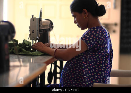 Anand, Gujarat, Inde. 20e Août, 2013. Sharda Solanki, une mère porteuse qui est enceinte de 8 mois apprend machine à coudre à la maison. Les couples de partout dans le monde se dirigent vers les rues poussiéreuses de l'arrière-pays de l'Inde à la recherche d'un enfant biologique par le biais de substitution. La maternité de substitution à des fins commerciales n'est pas autorisé dans de nombreux pays, et cela a été l'occasion pour l'Inde pour tirer profit de la maternité de substitution comme une région en pleine croissance de l'industrie du tourisme médical en plein essor a une valeur annuelle de 2,3 milliards de dollars. Plus de 680 bébés sont nés à Akansha clinique pour les mères porteuses, Banque D'Images