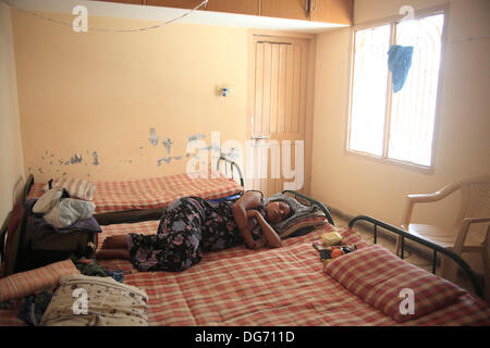 Anand, Gujarat, Inde. 20e Août, 2013. Une mère porteuse a une sieste à la maison. Les couples de partout dans le monde se dirigent vers les rues poussiéreuses de l'arrière-pays de l'Inde à la recherche d'un enfant biologique par le biais de substitution. La maternité de substitution à des fins commerciales n'est pas autorisé dans de nombreux pays, et cela a été l'occasion pour l'Inde pour tirer profit de la maternité de substitution comme une région en pleine croissance de l'industrie du tourisme médical en plein essor a une valeur annuelle de 2,3 milliards de dollars. Plus de 680 bébés sont nés à Akansha clinique pour les mères porteuses, pour la plupart de villages pauvres, au cours des Banque D'Images