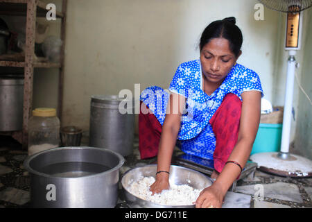 Anand, Gujarat, Inde. 20e Août, 2013. Au 'Surrogate House' une ancienne mère porteuse est offert un emploi comme cuisinier dans la cuisine de la Chambre. Les couples de partout dans le monde se dirigent vers les rues poussiéreuses de l'arrière-pays de l'Inde à la recherche d'un enfant biologique par le biais de substitution. La maternité de substitution à des fins commerciales n'est pas autorisé dans de nombreux pays, et cela a été l'occasion pour l'Inde pour tirer profit de la maternité de substitution comme une région en pleine croissance de l'industrie du tourisme médical en plein essor a une valeur annuelle de 2,3 milliards de dollars. Plus de 680 bébés sont nés à la Clinique de surrogat Akansha Banque D'Images