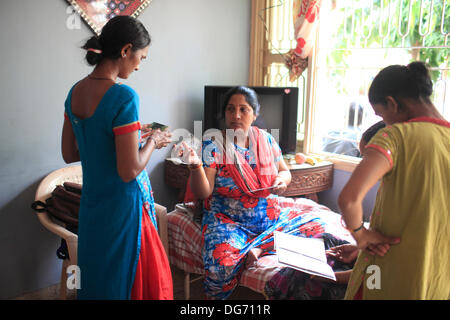 Anand, Gujarat, Inde. 20e Août, 2013. Au 'Surrogate House' les mères porteuses Bond et partager leurs photos avec d'autres substituts. Les couples de partout dans le monde se dirigent vers les rues poussiéreuses de l'arrière-pays de l'Inde à la recherche d'un enfant biologique par le biais de substitution. La maternité de substitution à des fins commerciales n'est pas autorisé dans de nombreux pays, et cela a été l'occasion pour l'Inde pour tirer profit de la maternité de substitution comme une région en pleine croissance de l'industrie du tourisme médical en plein essor a une valeur annuelle de 2,3 milliards de dollars. Plus de 680 bébés sont nés à Akansha clinique pour les mères porteuses, la plupart Banque D'Images