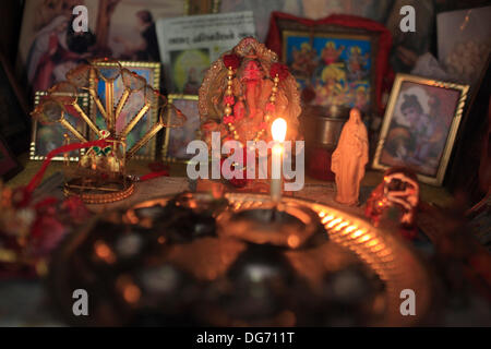 Anand, Gujarat, Inde. 20e Août, 2013. La salle de prière au 'Surrogate House', idoles de beaucoup de religions comme le remplacement appartiennent à différentes religions. Les couples de partout dans le monde se dirigent vers les rues poussiéreuses de l'arrière-pays de l'Inde à la recherche d'un enfant biologique par le biais de substitution. La maternité de substitution à des fins commerciales n'est pas autorisé dans de nombreux pays, et cela a été l'occasion pour l'Inde pour tirer profit de la maternité de substitution comme une région en pleine croissance de l'industrie du tourisme médical en plein essor a une valeur annuelle de 2,3 milliards de dollars. Plus de 680 bébés sont nés à la Clinique de Akansha Banque D'Images