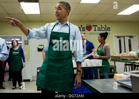 Washington, DC Dans une déclaration à la presse, le Président a demandé au Congrès américain de mettre fin à l'impasse budgétaire et permettre aux employés de retourner au travail. 14Th Oct, 2013. Le président des États-Unis Barack Obama visite les travailleurs fédéraux mis en congé du bénévolat dans un Martha's cuisine Table le 14 octobre 2013 à Washington, DC Dans une déclaration à la presse, le Président a demandé au Congrès américain de mettre fin à l'impasse budgétaire et permettre aux employés de retourner au travail. Credit : T.J. Kirkpatrick / Piscine via CNP/dpa/Alamy Live News Banque D'Images