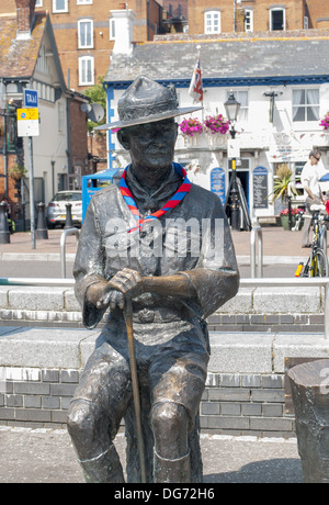 Sculpture de Robert Baden Powell situé sur le quai à Poole, Dorset, England, UK Banque D'Images