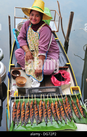 Une dame musulmane thaïlandaise grillées à la vente du poisson-chat de l'AOH Hatyai Klong Marché Flottant dans le sud de la Thaïlande Banque D'Images