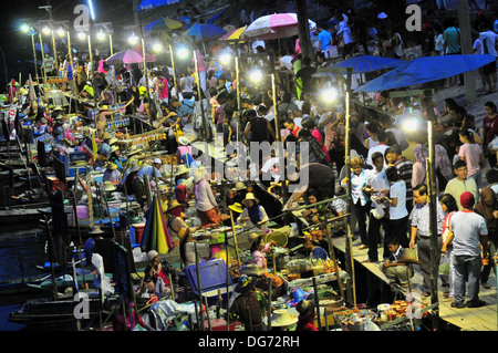 Marché flottant de la Thaïlande - le marché flottant de l'AOH, situé dans le centre de Hat Yai district dans le sud de la Thaïlande Banque D'Images