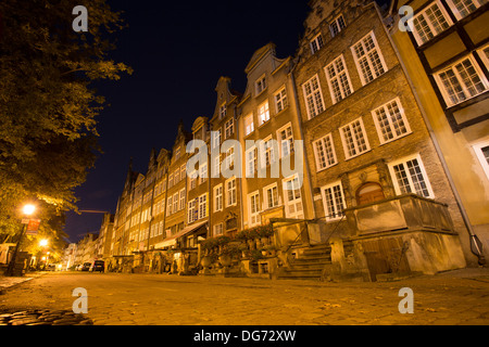 Vieille ville de Gdansk dans la nuit. Gdansk est une ville de Pologne sur la mer Baltique. C'est la capitale de la Poméranie. Banque D'Images