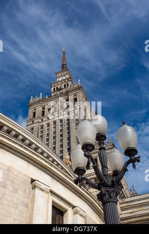 Palais de la Culture et de la science à Varsovie, Pologne. Le symbole du communisme. Le bleu ciel clair à l'arrière-plan Banque D'Images