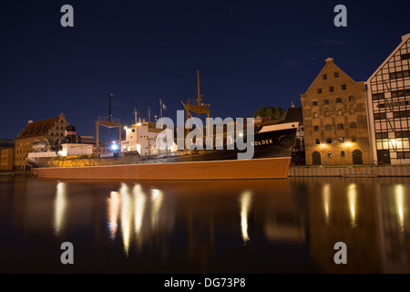 Miroir voir du Soldek dans la nuit dans la rivière Motlawa, connu des bateaux dans le vieux port de Gdansk. Banque D'Images