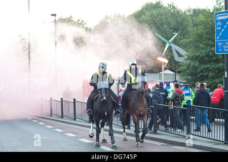 Londres, Royaume-Uni. 15 octobre 2013. En voiture de police des torches à l'extérieur de la station Wembley Park avant de l'Angleterre contre la Pologne match au stade de Wembley, Londres, 15/10/2013. Credit : Luca marin/Alamy Live News Banque D'Images