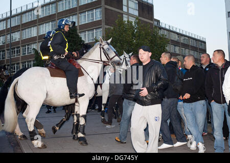 Londres, Royaume-Uni. 15 octobre 2013. Faire face à la police en dehors des fans polonais de la station Wembley Park avant de l'Angleterre contre la Pologne match au stade de Wembley, Londres, 15/10/2013. Credit : Luca marin/Alamy Live News Banque D'Images