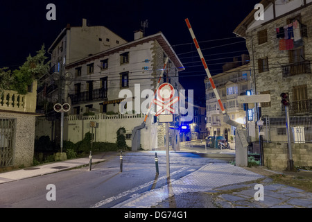 Vue de nuit sur un passage à niveau Banque D'Images