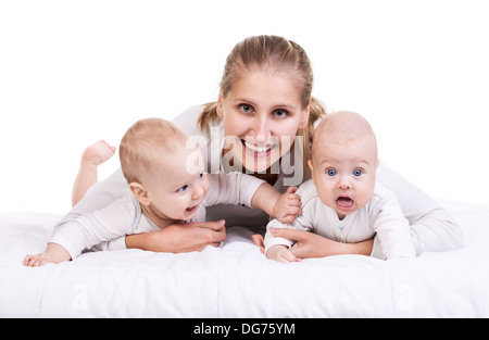 Souriante jeune femme avec deux garçons de bébé sur fond blanc Banque D'Images