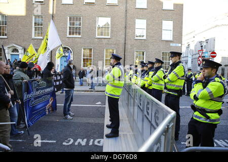 Dublin, Irlande. 15 octobre 2013. Les manifestants de Republican Sinn Fein et le Mouvement souveraineté Comté 32 stand d'en face une ligne de Garda (police irlandaise). Plusieurs manifestations avaient lieu dans le centre-ville de Dublin sur la journée, le ministre des Finances, Michael Noonan, va présenter le budget pour 2014. Ils protestent contre l'augmentation des impôts et les coupes dans les dépenses du gouvernement. Banque D'Images