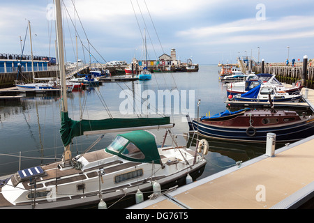 Girvan Harbour avec de petits bateaux de pêche et yachts privés amarrés à quai, Ayrshire, Scotland, UK Banque D'Images