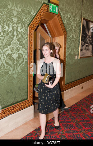 Guildhall, Londres, Royaume-Uni. 15e Octobre 2013. Eleanor Catton, lauréat du Man Booker Prize 2013 pour les luminaires. Eleanor Catton est de 28 ans et le plus jeune des lauréats du prix Man Booker. Le roman se déroule dans les champs aurifères de Nouvelle-Zélande Accès aux xixe siècle Crédit : PrixnewsAlamy Live News Banque D'Images