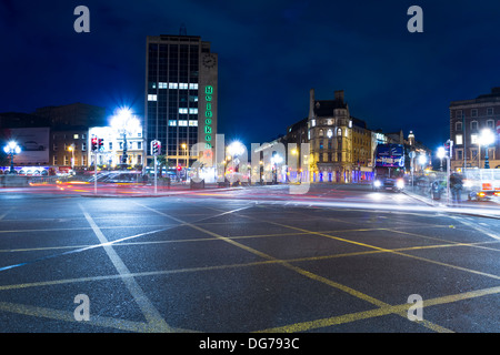 La vue sur la rue O'Connell au crépuscule. L'un des plus hauts immeubles de Dublin s'élève en arrière-plan Banque D'Images