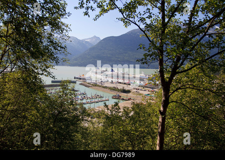 Vue sur les bateaux de croisière amarrés à Skagway, Alaska Banque D'Images