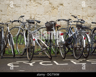 Les vélos garés dans la rue, Oxford, Angleterre Banque D'Images