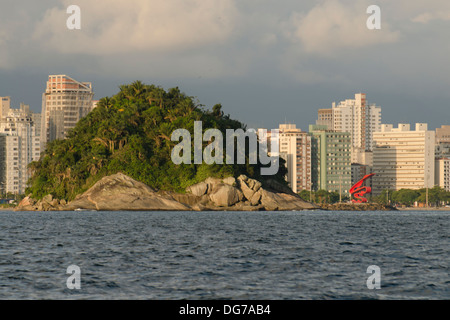 Urubuqueçaba island, à Santos beach, à proximité de quebramar, Etat de Sao Paulo, Brésil rive Banque D'Images