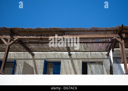 Blanc et bleu traditionnel typique des façades, dans la plupart des îles des Cyclades Banque D'Images