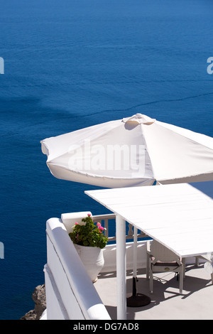 Restaurant en plein air mis en place à Santorin, Grèce Banque D'Images