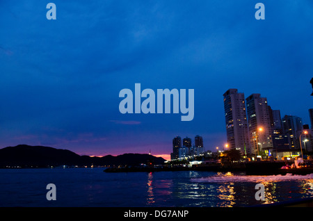 Quartier Ponta da Praia, Santos, Sao Paulo Brésil, vue de la mer au crépuscule heure. Banque D'Images