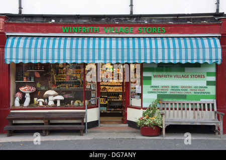 "Winfrith Village magasins". Un magasin local et bureau de poste rural, avec un affichage d'automne des champignons géants dans la fenêtre. Le Dorset. Angleterre, Royaume-Uni. Banque D'Images