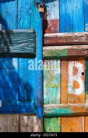 Close-up d'une porte colorée peinte avec un verrou dans les rues de Crète, Grèce, 2013. Banque D'Images