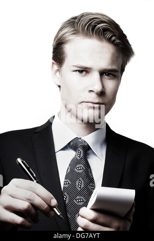 Jeune homme d'écrire quelque chose Banque D'Images