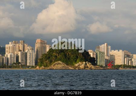 Urubuqueçaba island, à Santos beach, à proximité de quebramar, Etat de Sao Paulo, Brésil rive Banque D'Images