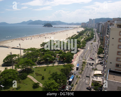 Vue du haut de la plage avenue à Santos, Sao Paulo, Brésil côte d'état Banque D'Images