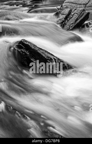 La vraie Gorge Brook Chute d'eau en noir et blanc. .... Photographie par Edward M. Fielding Banque D'Images