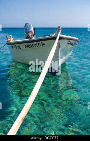 Petit bateau de pêcheurs sur la mer Egée avec de l'eau turquoise et ciel bleu Banque D'Images